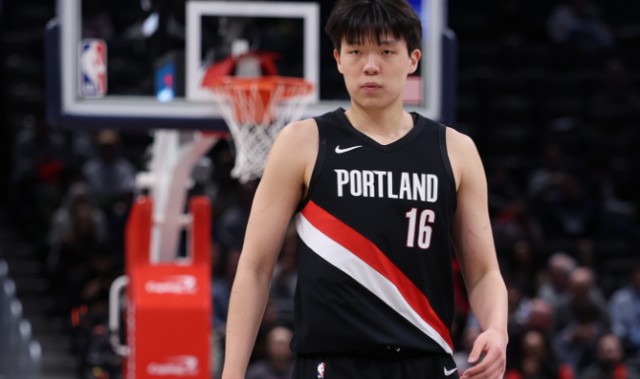 必一运动-杨瀚森NBA生涯季后赛首胜：全场遭弃用躺赢 回主场后能否登场？